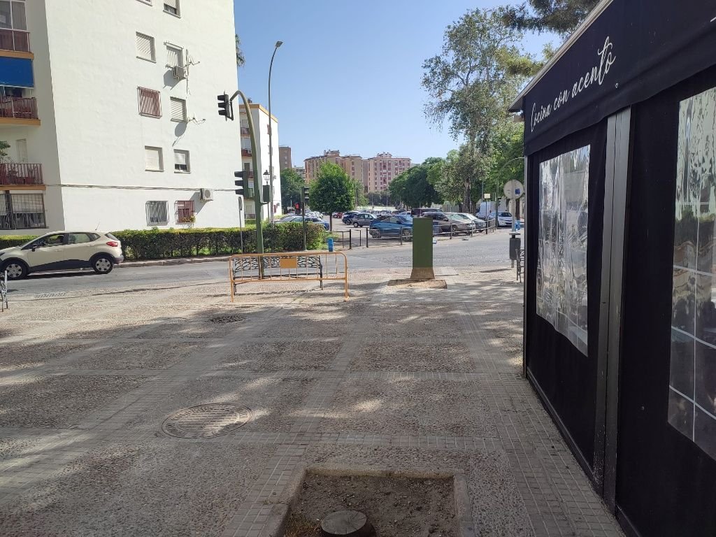 Acera despejada y comercios abiertos en la avenida Nazaret de Jerez tras finalizar las obras.