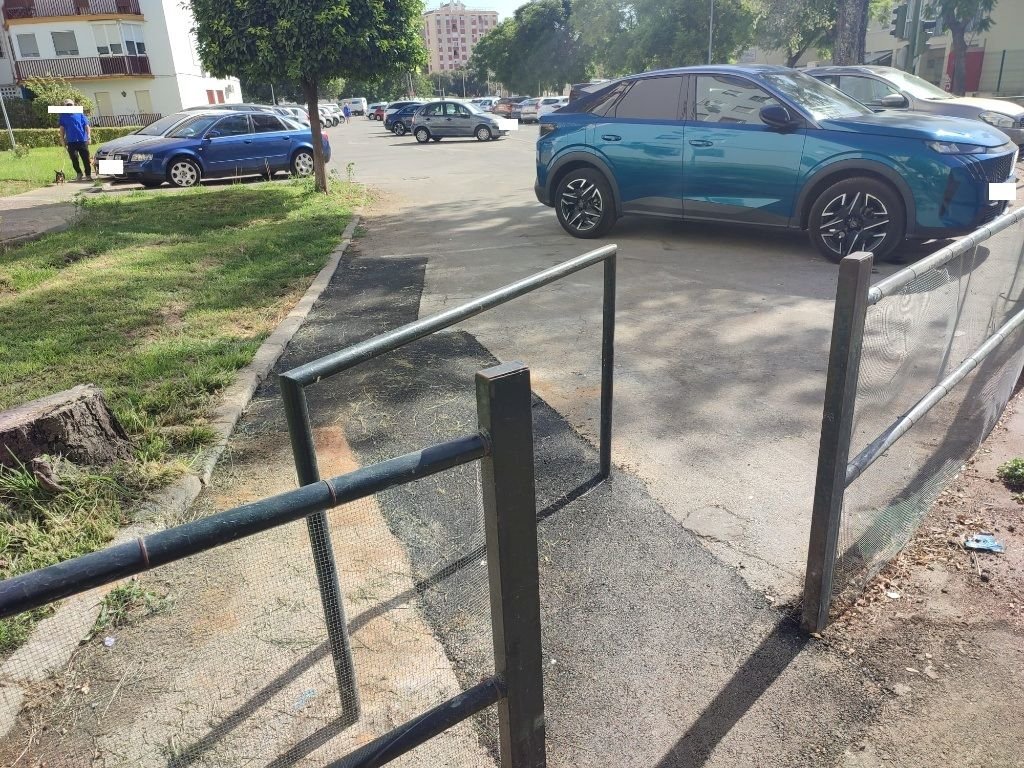 Paso peatonal reasfaltado e instalado con vallas de protección en la avenida Nazaret de Jerez.