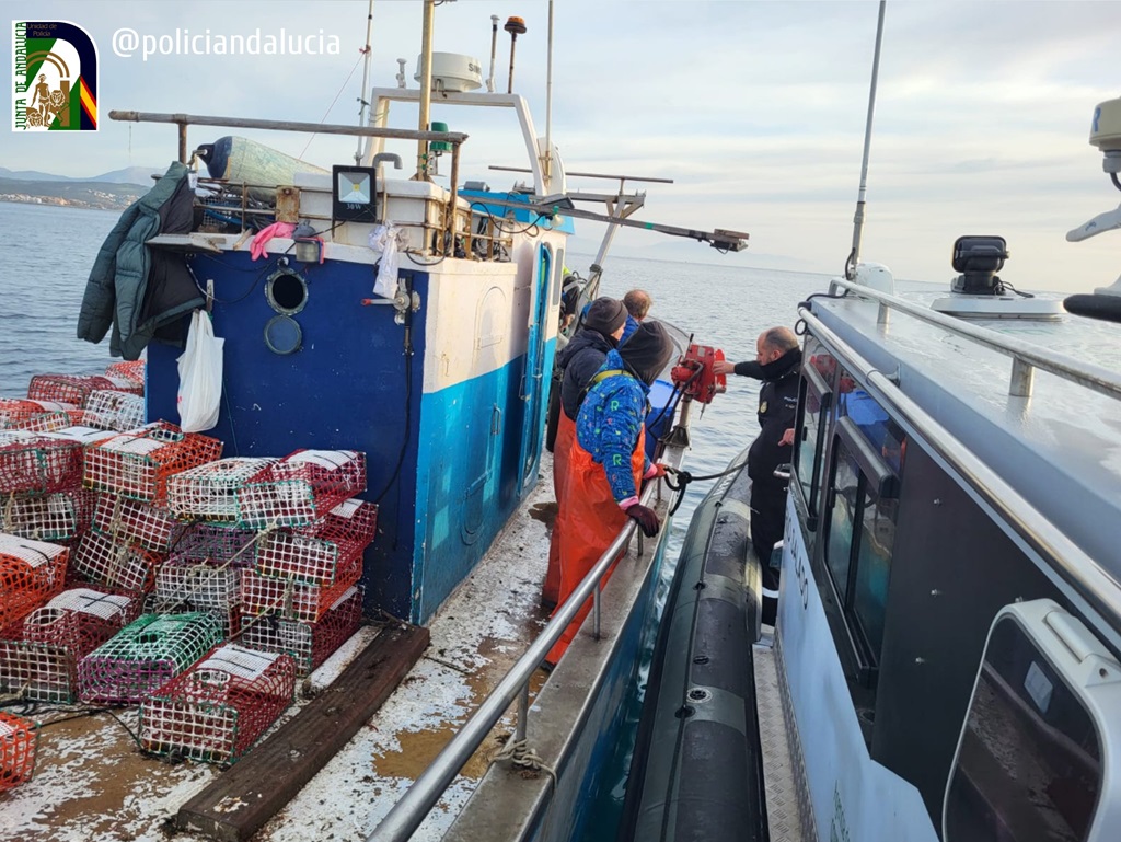 Operativo contra la pesca ilegal en la costa de Cádiz