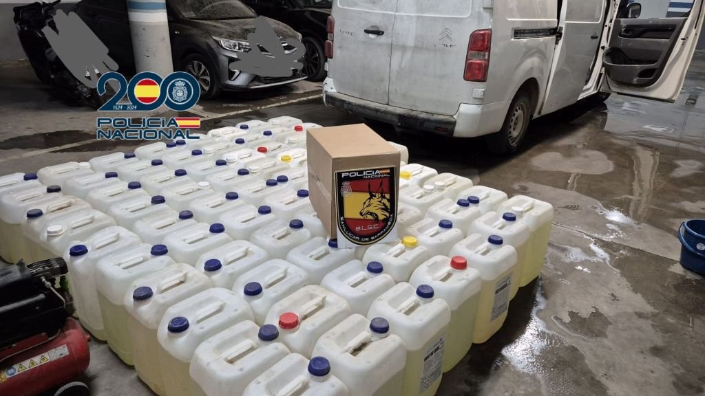 Setenta y cinco petacas con dos mil doscientos cincuenta litros de combustible incautadas por la Policía Nacional en Sanlúcar de Barrameda.