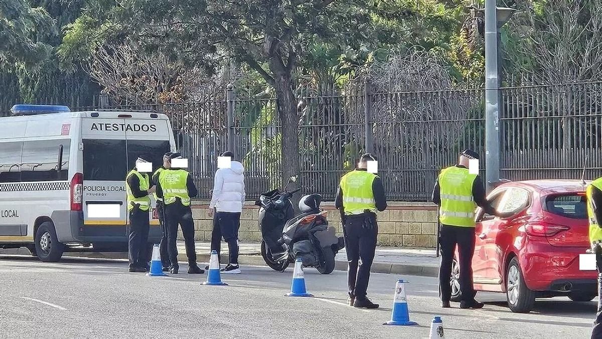 Agentes de la Policía Local de Jerez realizando un control de alcoholemia y documentación a un conductor en la vía pública junto a una furgoneta de Atestados.