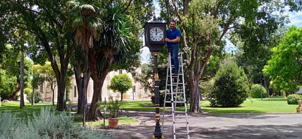 El relojero Francisco J. Osuna junto a la farola-reloj del siglo XIX restaurada en los jardines de los Museos de la Atalaya en Jerez.