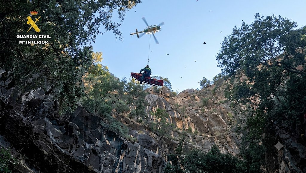 Rescatadores del GREIM de la Guardia Civil trasladan en camilla rígida a una barranquista herida en el cañón de la Garganta Verde en Zahara de la Sierra.