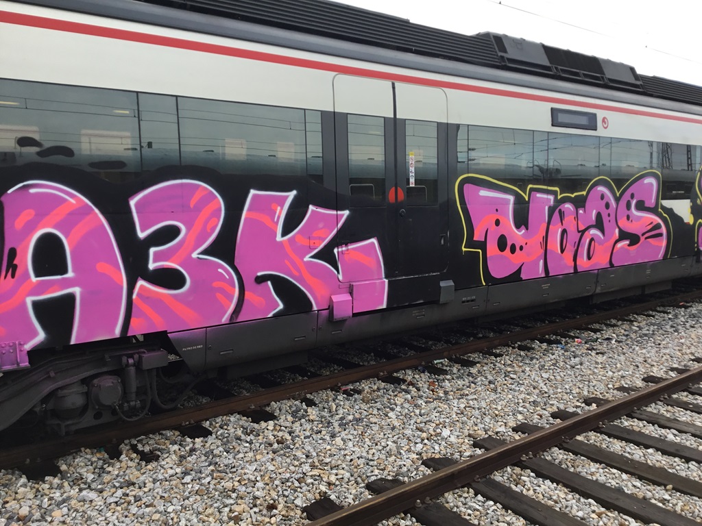 vandalismo grafitero en los trenes de Andalucía
