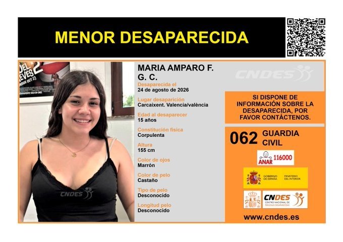 Cartel oficial de búsqueda de menor desaparecida emitido por el Centro Nacional de Desaparecidos (CNDES). El cartel muestra una fotografía de una joven sonriente con cabello castaño largo y una camiseta negra. A la derecha, se detallan sus datos: María Amparo F. G. C., desaparecida el 24 de agosto de 2026 en Carcaixent, Valencia. Se indica que tiene 15 años, constitución corpulenta, mide 155 cm y tiene ojos marrones. El cartel incluye un código QR en la esquina superior derecha y la marca de agua "CNDES" en la foto y el texto. En la columna derecha, sobre fondo naranja, aparecen los números de contacto de emergencia: 062 para la Guardia Civil y 116000 para ANAR, junto con los logotipos del Ministerio del Interior y del CNDES, y la dirección web www.cndes.es.