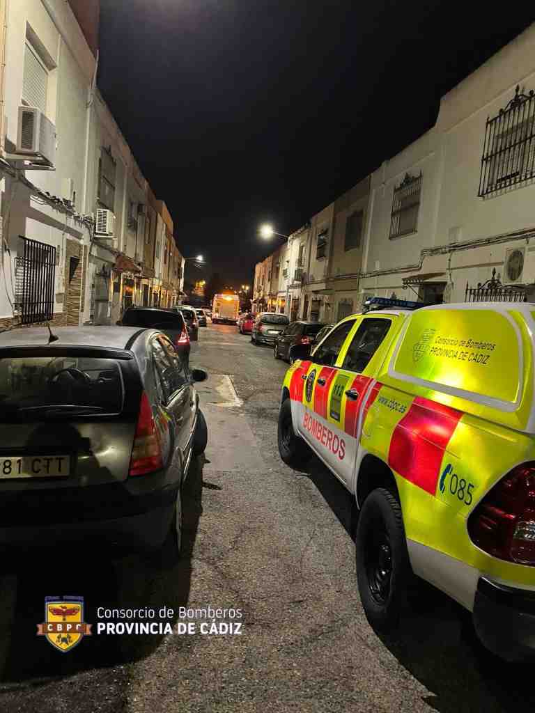 Bomberos salvan a tres personas de las llamas en Jerez