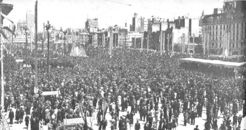Fotografía de época que muestra a una gran multitud congregada en la avenida 9 de Julio de Buenos Aires celebrando la festividad del 12 de octubre de 1937 