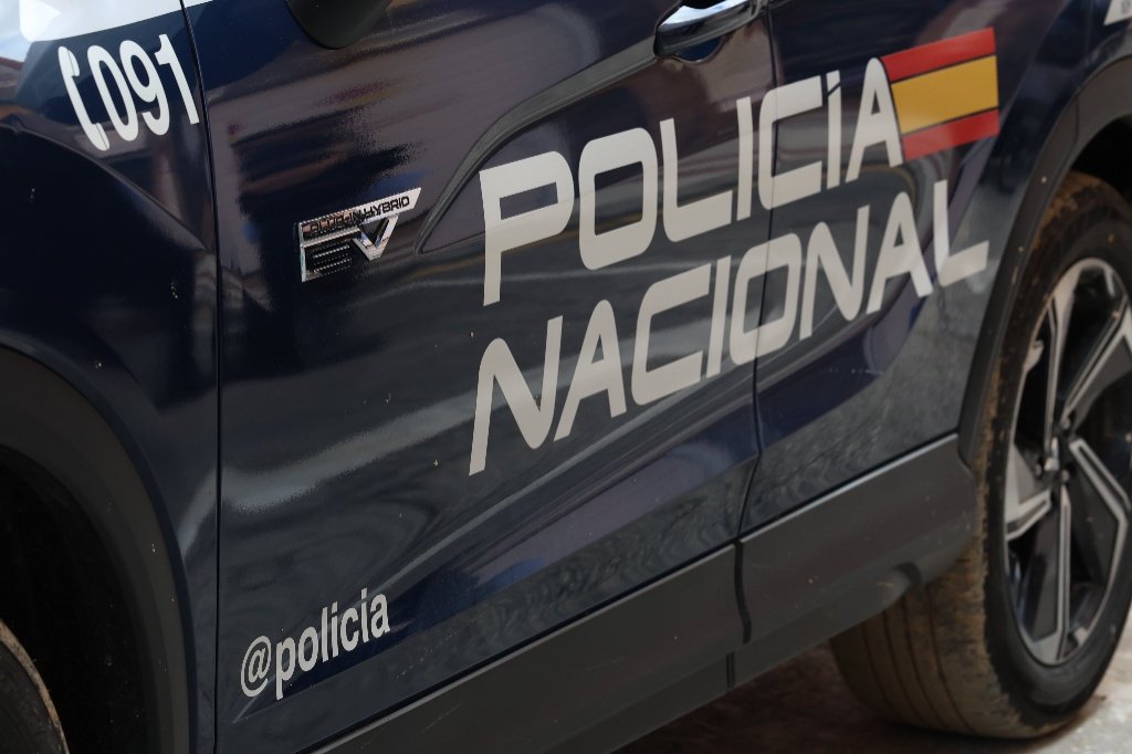 Coche patrulla de la Policía Nacional con el logotipo del cuerpo y el número de emergencias 091.