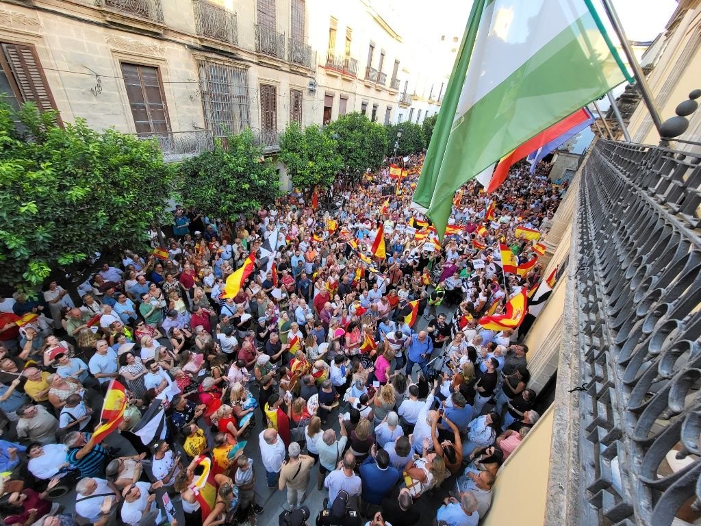 Vista aérea desde el balcón del Ayuntamiento de Jerez con la calle Consistorio abarrotada de personas ondeando banderas en apoyo a Ceuta.