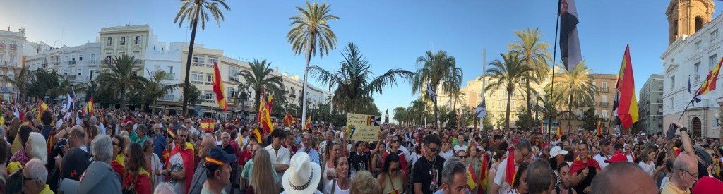 Panorámica de la plaza de San Juan de Dios en Cádiz abarrota de ciudadanos ondeando banderas de España y Ceuta.