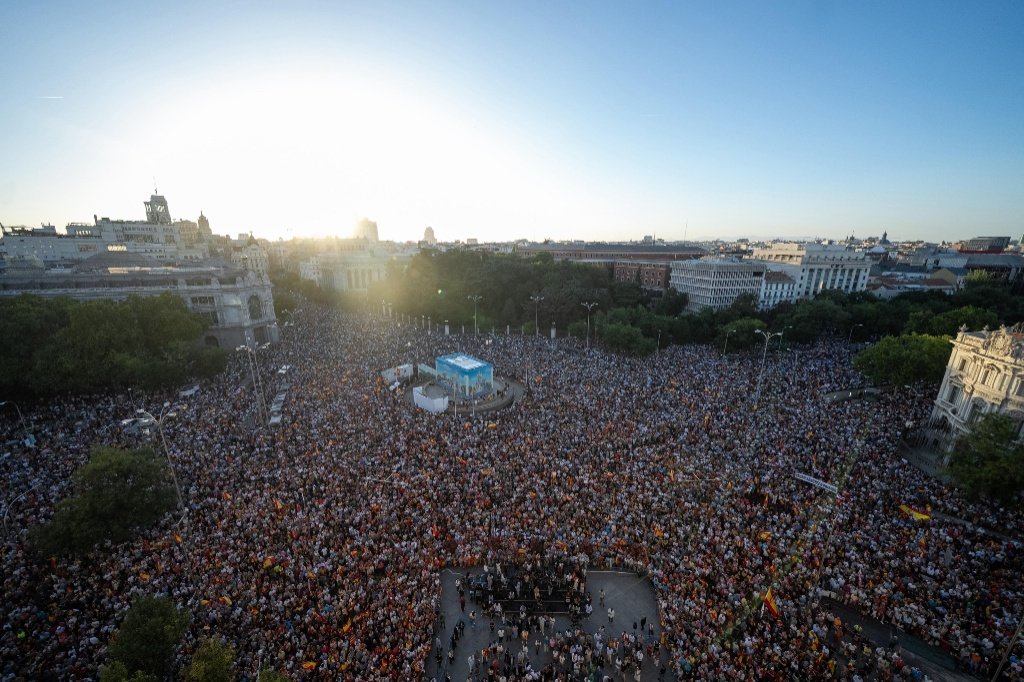 Vista aérea panorámica de la Plaza de Cibeles en Madrid completamente abarrotada de personas en apoyo a Ceuta.
