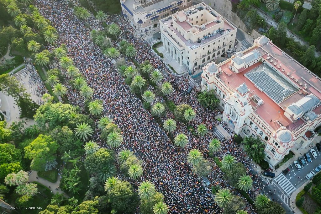 Vista aérea con drono del paseo del Parque y el Ayuntamiento de Málaga repleto de una multitud en apoyo a Ceuta.