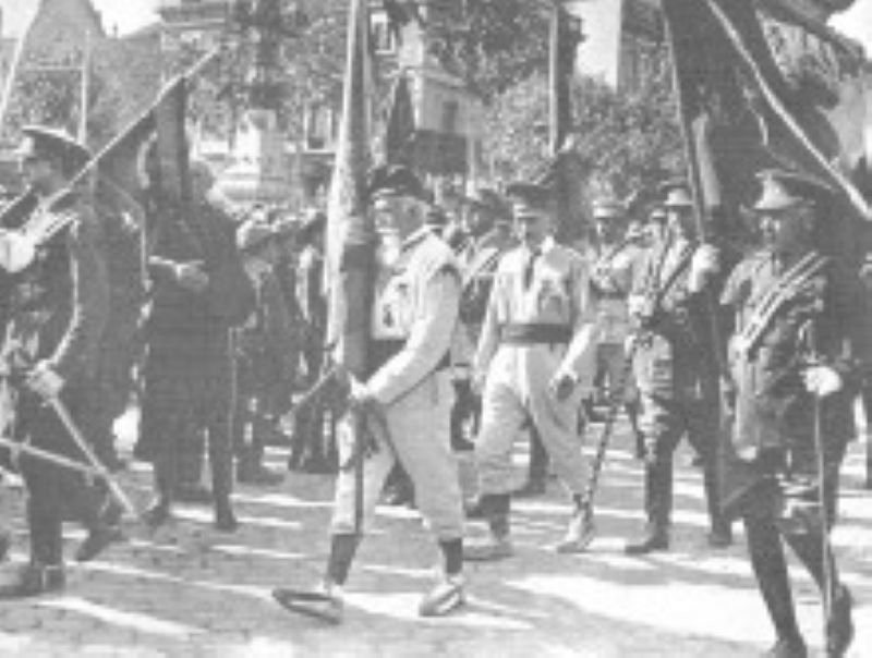 Fotografía histórica publicada en la revista Mundo Gráfico en 1927 que muestra un desfile militar en Barcelona con motivo de la Fiesta de la Raza, incluyendo a veteranos de las guerras africanas del siglo XIX 