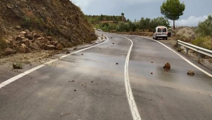 Desprendimientos de rocas y piedras en la calzada de una carretera en Bejís tras las fuertes lluvias del temporal.