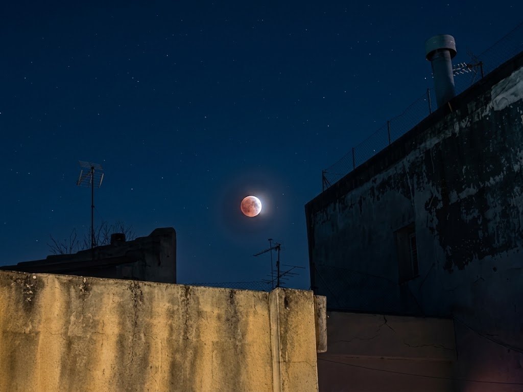 Eclipse lunar visto entre los edificios del Centro Histórico de Jerez de la Frontera