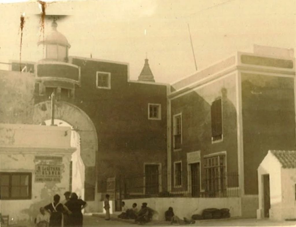 Fotografía histórica del edificio del faro de Rota en 1947 custodiado en el Archivo Histórico Provincial de Cádiz