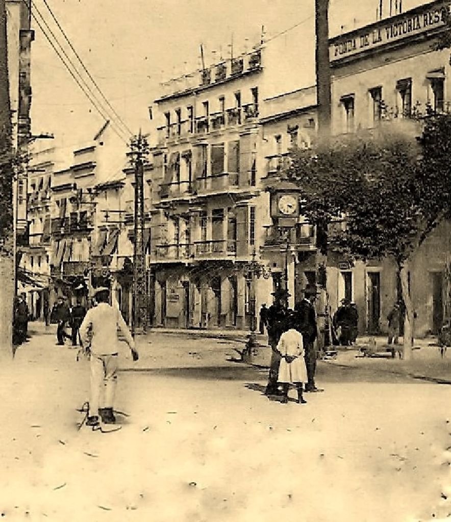 Antigua Fonda Victoria en la Plaza del Arenal de Jerez, edificio previo a la sede de la Caja de Ahorros.