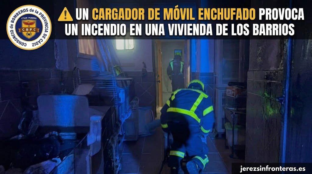 Bomberos del Consorcio de Cádiz intervienen en el salón de una vivienda de Los Barrios tras sufrir un incendio por un cargador de móvil.