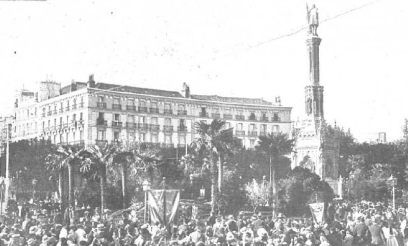 Fotografía histórica de 1917 que muestra a miles de niños congregados en la plaza de Colón de Madrid realizando una ofrenda floral ante el monumento al descubridor