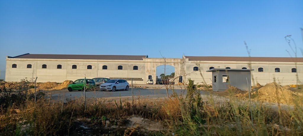 Obras de construcción y entrada principal del nuevo complejo bodeguero de The Macallan y Grupo Estévez en Guadalcacín.