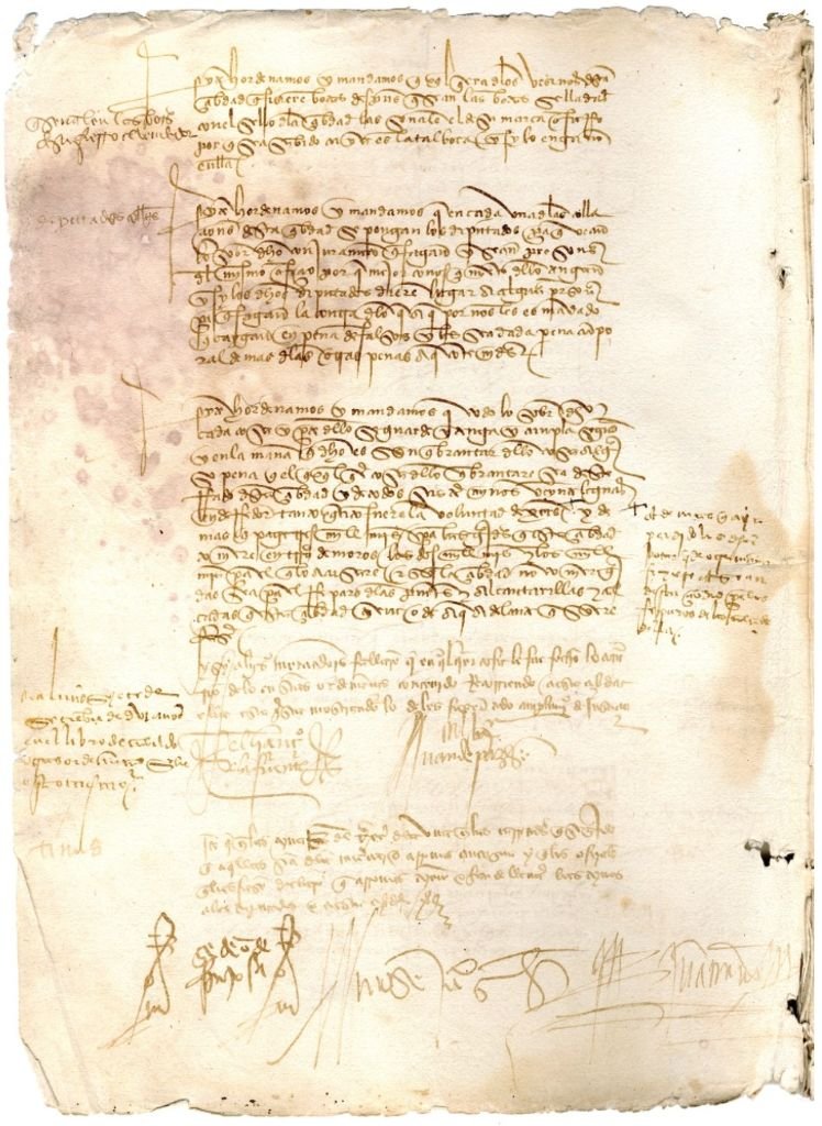 Manuscrito original de las Ordenanzas del vino de Jerez de 1483 en caligrafía gótica procesal, mostrando las regulaciones sobre la marca de fuego en las botas, la inspección de toneleros por los diputados y las firmas de convalidación oficial del concejo.