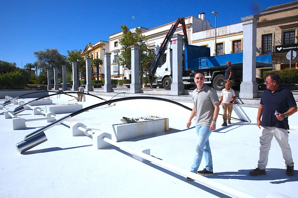 Jaime Espinar supervisa la reposición de las venencias en la fuente recien pintada de la Plaza del Mamelón en Jerez.