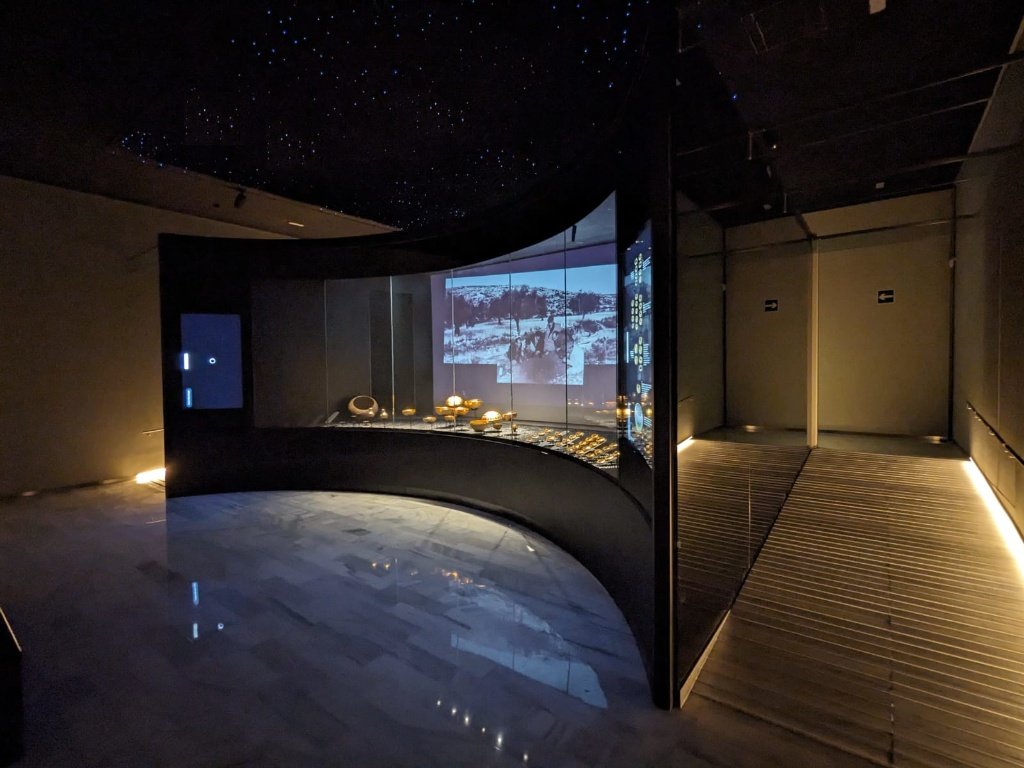 Vitrina curva e iluminada en la sala de exposición del Museo de Villena donde se exhibe el Tesoro de Villena.