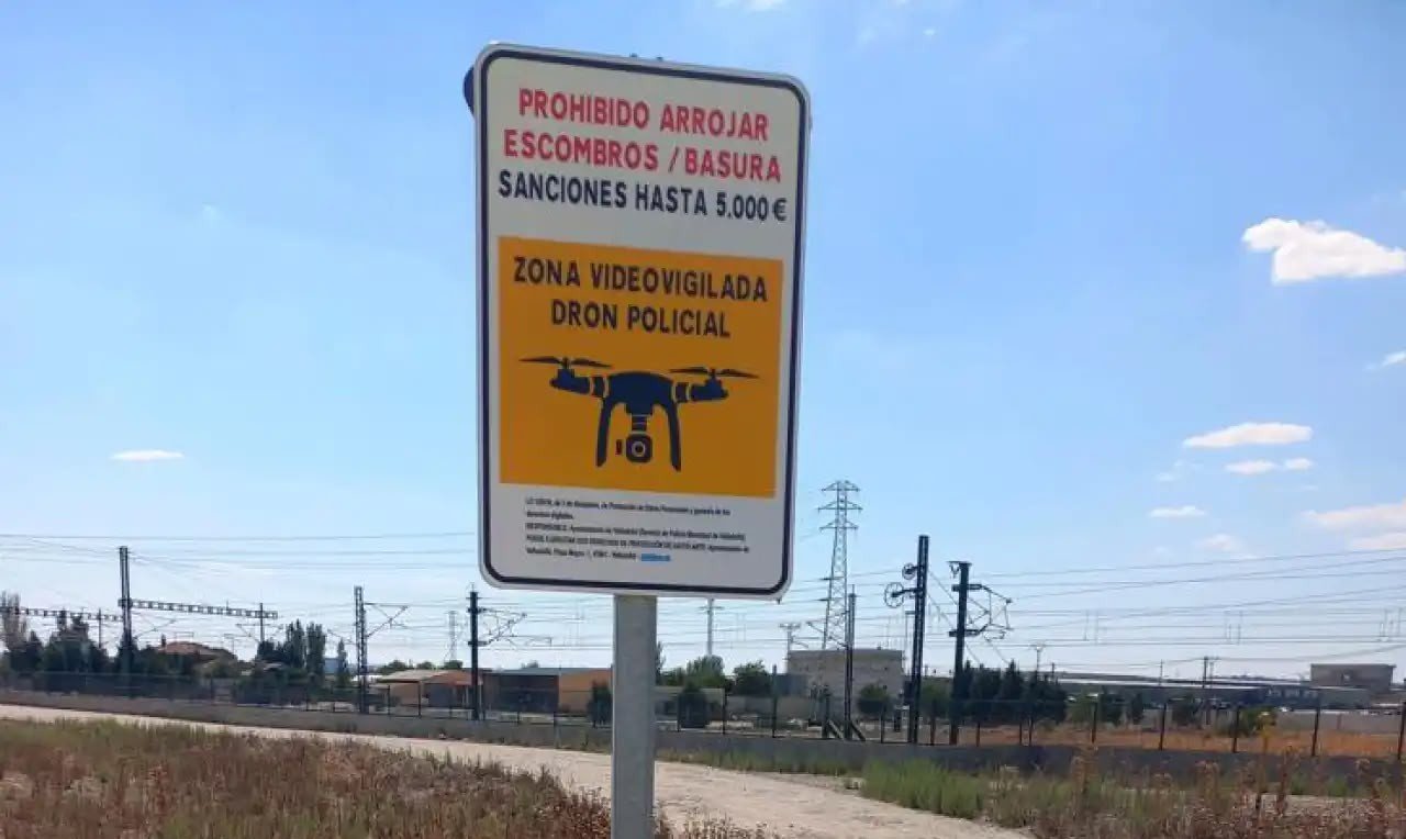 Señal informativa de zona videovigilada por dron policial y prohibición de arrojar escombros o basura en Jerez bajo sanción de 5.000 euros.