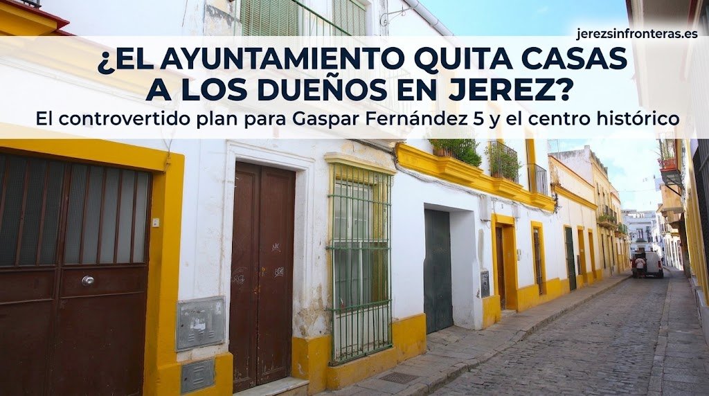 Fotografía a pie de calle de una vía estrecha y empedrada en el casco histórico de Jerez de la Frontera, mostrando fachadas tradicionales de color blanco con vibrantes molduras y zócalos de color amarillo albero, puertas de madera oscura y balcones de forja. En la parte superior, una superposición de texto en español dice: "¿EL AYUNTAMIENTO QUITA CASAS A LOS DUEÑOS EN JEREZ? El controvertido plan para Gaspar Fernández 5 y el centro histórico". El logotipo "jerezsinfronteras.es" está en la esquina superior derecha.