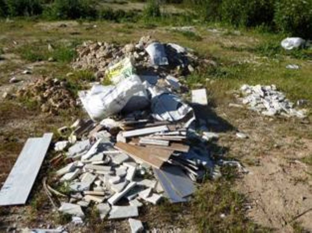Vertido ilegal de escombros, cascotes y materiales de obra arrojados sobre un terreno natural en Jerez.