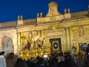 La dura normativa cofrade en Jerez desata la tormenta: ¿hasta dónde llega el castigo por retrasos?