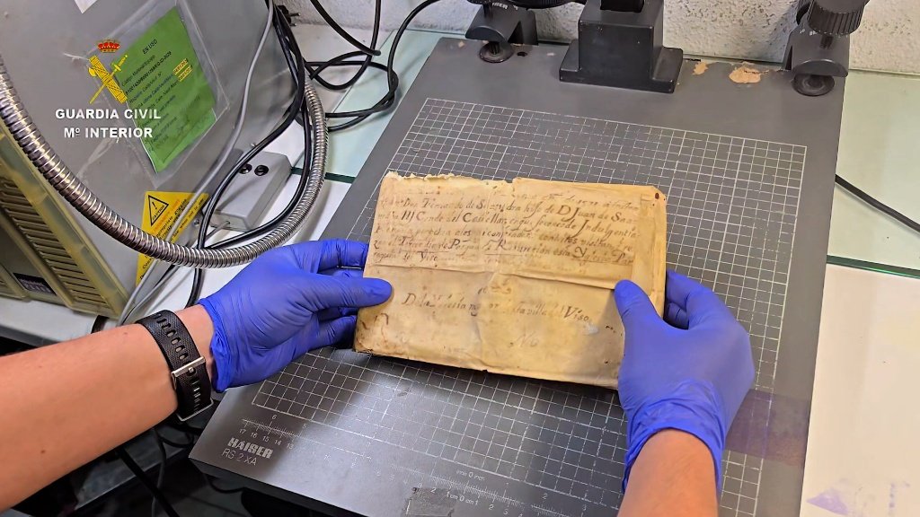 Solapa del manuscrito doblado de la bula papal del siglo XVI con referencias en castellano a la Casa del Conde del Castellar.