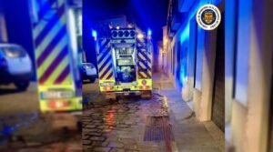 Fuego de madrugada en pleno centro de Jerez: los bomberos intervienen en la calle Santa María de Gracia