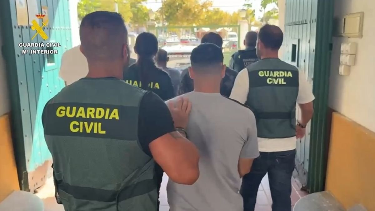 Agentes de la Guardia Civil custodiando a varios detenidos por el robo y maltrato de galgos federados en Sevilla.