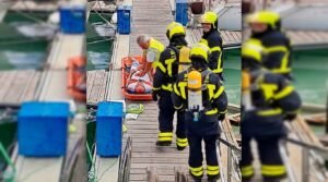 Un incendio ficticio en un barco moviliza a los bomberos y a Protección Civil en Puerto Sherry