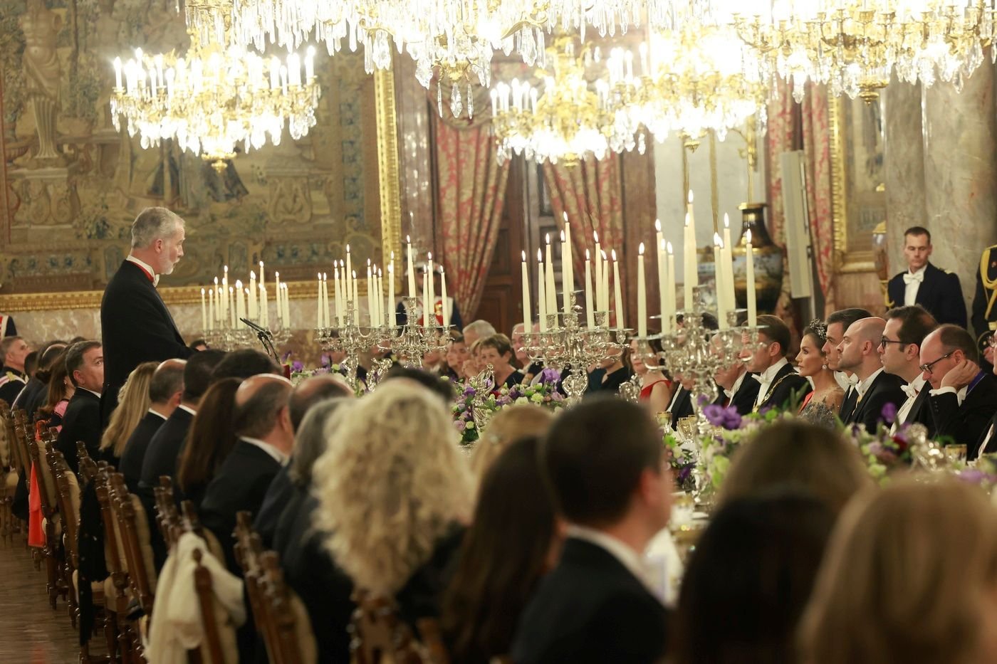 Vista lateral de Don Felipe VI dirigiéndose a los invitados en la cena de gala oficial en el Palacio Real.