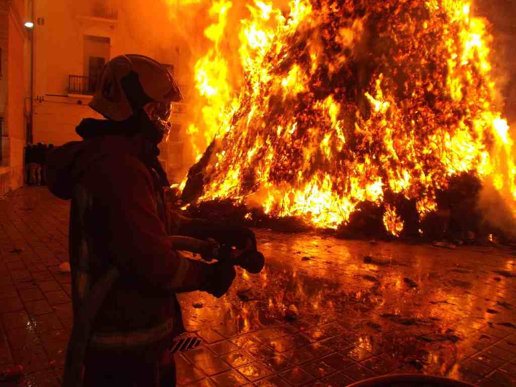 Incendio en gasolinera: Menor detenido