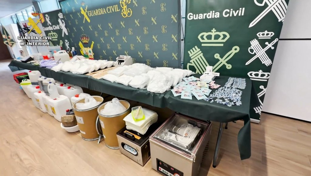 Material incautado por la Guardia Civil en la Operación Presaka, incluyendo paquetes de speed, garrafas de productos químicos y envasadoras al vacío en Barakaldo.