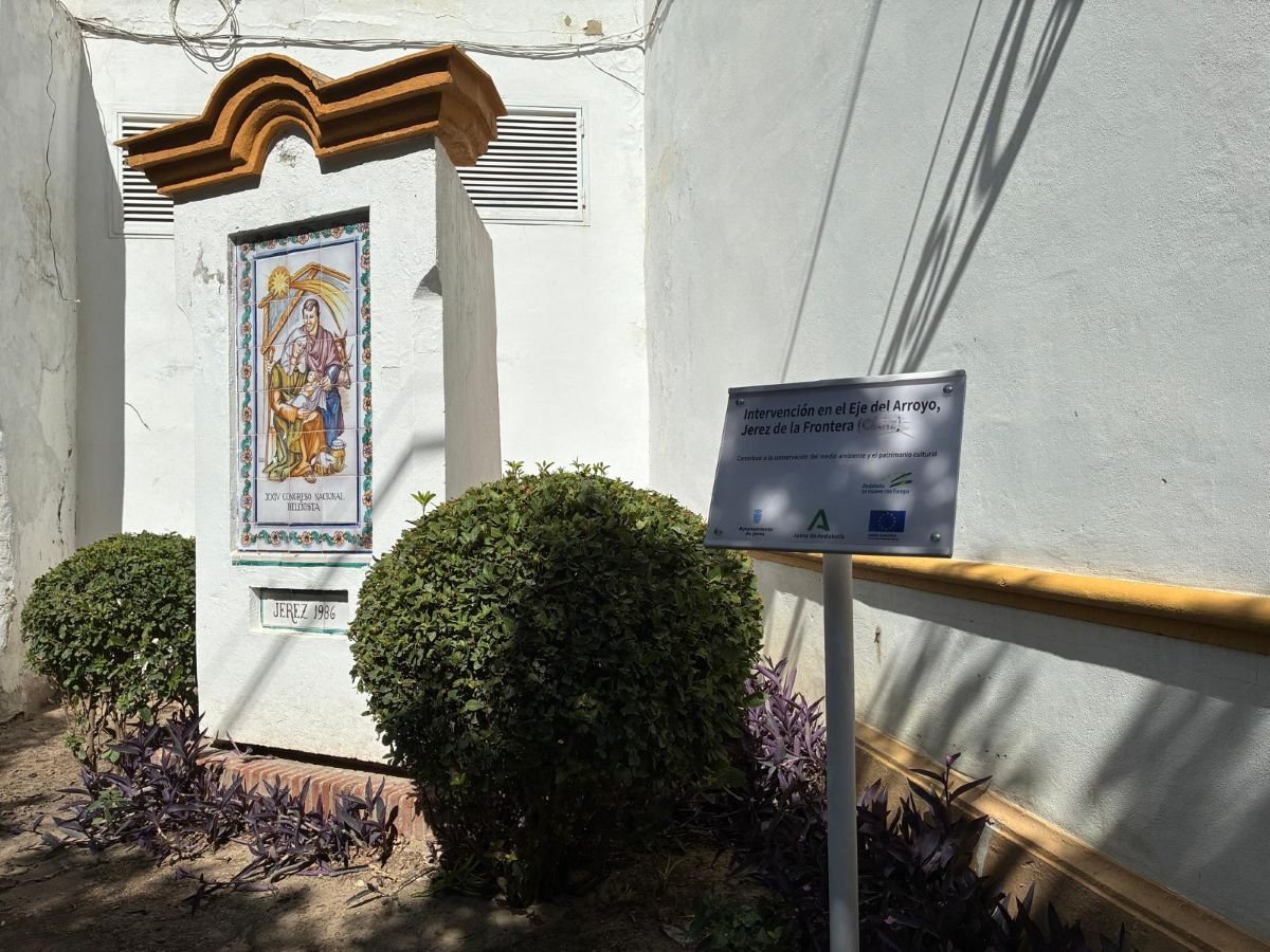 Placa institucional de las obras del Eje del Arroyo junto al retablo cerámico del XXIV Congreso Nacional Belenista en la calle Belén de Jerez.