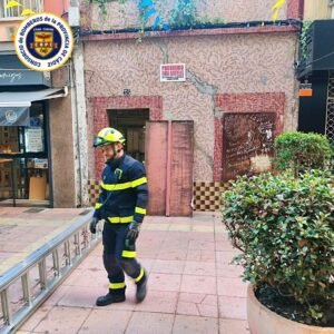 Tragedia en la calle Castelar de Algeciras: fallece una mujer tras precipitarse desde una azotea sobre una cubierta abandonada