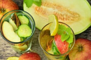 agua detox con frutas