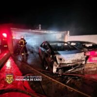 Dos coches y una moto incendio
