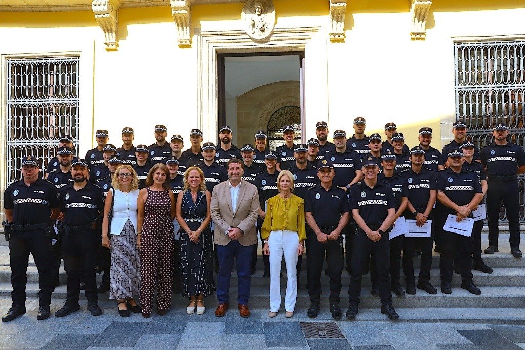 Nuevos agentes de la Policía Local de Jerez en la toma de posesión de sus cargos frente al Ayuntamiento.