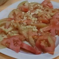 Tomates con ajo y aceite