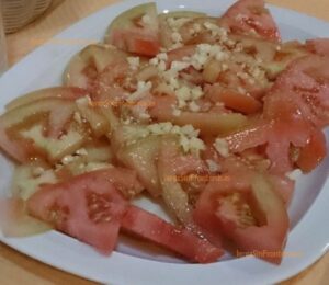 Tomates con ajo y aceite