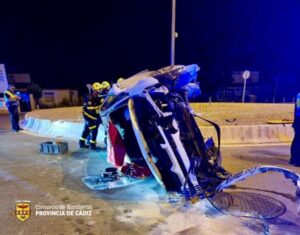 conductor atrapado tras vuelco