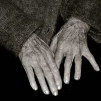 La crueldad de estafar a una anciana