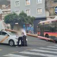 Autobús embiste poste