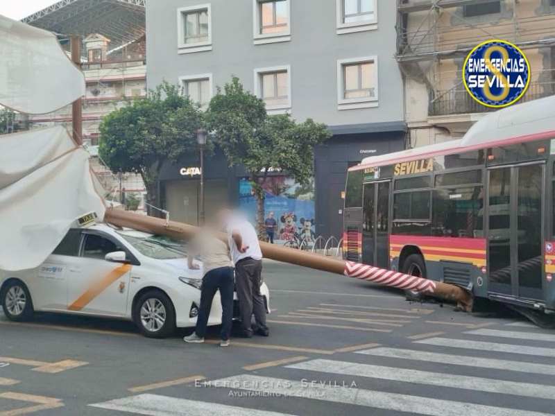 Autobús embiste poste dejando un taxi dañado