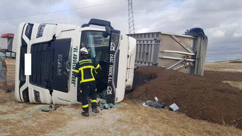 Accidente en la N-IV: Un camión volcado deja a una persona atrapada